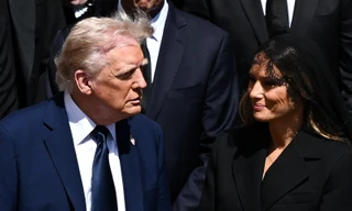 Ông Trump, vợ Tổng thống Pháp vi phạm quy định trang phục tại tang lễ Giáo hoàng