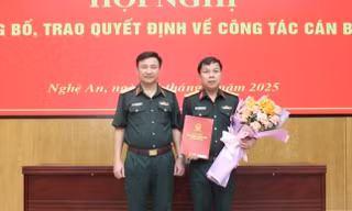 Bản tin 8H: Bộ Chỉ huy quân sự thành phố Huế có tân Chính ủy