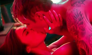 Video Justin Bieber hôn nữ rapper gây tranh cãi