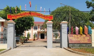 Bản tin 8H: Được điều động làm bí thư xã vẫn giữ chức chủ tịch HĐND thị trấn