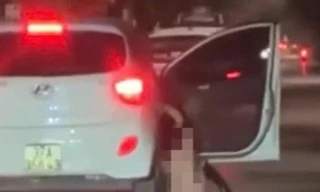 Bản tin 8H: Cô gái trong clip khỏa thân rơi khỏi ô tô nói gì?
