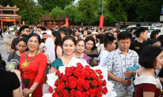 Khán giả đổ về sân khấu mặt nước sông Hương xem chung kết Hoa hậu Việt Nam