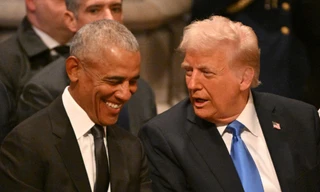 Ảnh ông Trump và ông Obama thân thiết gây bão mạng