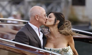 Tỷ phú Jeff Bezos hôn vợ trong lễ cưới