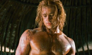 Brad Pitt cởi áo, lộ hình xăm về Angelina Jolie