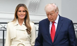 Khoảnh khắc lãng mạn hiếm hoi của ông Trump và bà Melania