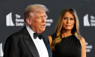 Phớt lờ sự phản đối, ông Trump cùng bà Melania dự thảm đỏ