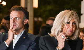 Khoảnh khắc ngượng ngùng của Tổng thống Pháp 