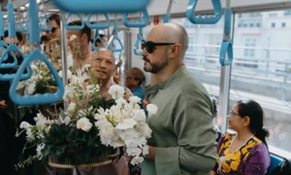 Chàng rể Tây mặc áo dài, đón dâu bằng tàu điện, xe buýt 2 tầng ở TPHCM