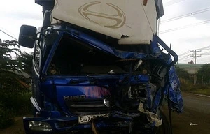 Xe tải đấu đầu trên QL 14, hai tài xế trọng thương