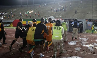 Bạo loạn sân cỏ, dàn sao Ngoại hạng thoát hiểm