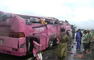 Xe khách lao xuống ruộng, 15 người thương vong
