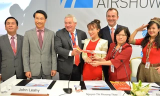 Lễ ký kết diễn ra tại Dubai Airshow 2015 dưới sự chứng kiến của Đại sứ Việt Nam tại Các tiểu Vương quốc Ả rập thống nhất và đại diện Vietjet và Airbus