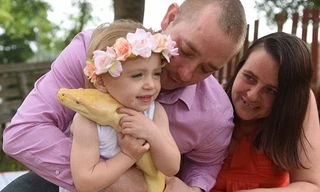 Rợn tóc gáy nhìn bé gái 2 tuổi... âu yếm trăn khổng lồ