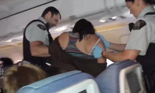 Hành khách say rượu đá ghế, đánh tiếp viên trên máy bay
