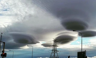 Hàng loạt mây 'đĩa bay' xuất hiện, dân hoang mang lo sợ