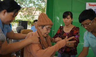Áo ấm mùa xuân đến với cụ già Cần Thơ