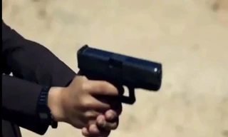 Những ngón tay nhỏ bé bóp cò súng, đoạt mạng người.