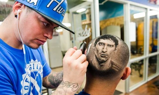 Nể phục nghệ nhân “điêu khắc” chân dung người nổi tiếng trên đầu