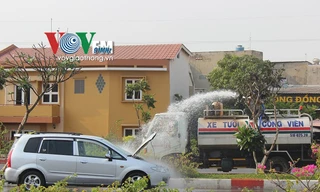 Nhờ có xe tưới nước nên khói và ngọn lửa trước đầu xe ô tô được dập tắt