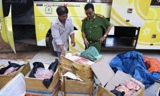 Lực lượng công an đang làm việc với tài xế 