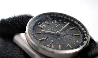 Đồng hồ chứa bụi mặt trăng có giá 1,6 triệu USD