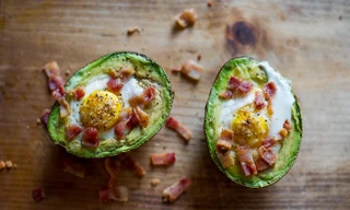 Bữa sáng bổ dưỡng với trứng nướng quả bơ