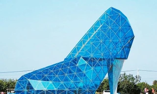 Choáng ngợp trước nhà thờ hình giầy thuỷ tinh của Lọ Lem