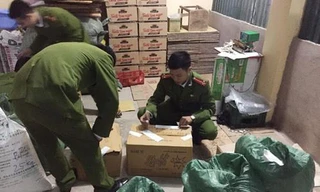 Công an kiểm tra, thu giữ hàng mì chính giả nhãn hiệu. Ảnh: Công an Thanh Hóa