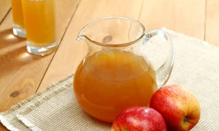 Làm giấm táo cực dễ từ vỏ và lõi táo