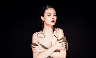 Giang Hồng Ngọc ướt sũng gợi cảm với bộ ảnh 'phong thủy'