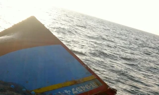 Tàu cá BT-94574TS được lai dắt vào bờ biển Bình Thắng, huyện Bình Đại, tỉnh Bến Tre. 