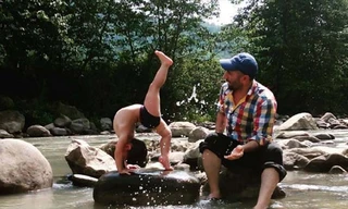 Tròn mắt xem bé 2 tuổi uốn dẻo như 'siêu nhân'