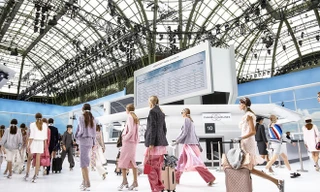 Chanel biến sàn catwalk thành sân bay 
