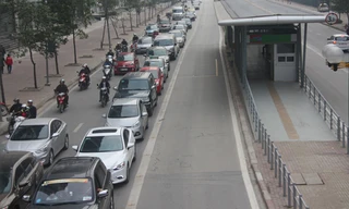 Dù không có xe buýt nhanh lưu thông nhưng hàng trăm phương tiện vẫn không đi lấn làn. Ảnh: Võ Hải/VnExpress
