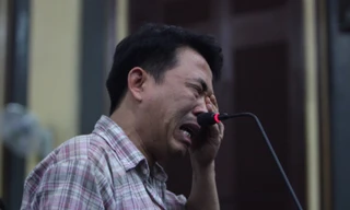 Bị cáo Nguyễn Minh Hùng bật khóc như đứa trẻ khi xin pháp luật khoan hồng. Ảnh: Tân Châu