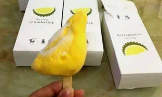 Mỗi que kem có hình dáng một múi sầu riêng nhỏ bằng nửa bàn tay.