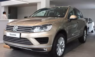 Mẫu xe sang Volkswagen Touareg được giảm tới gần 300 triệu đồng.
