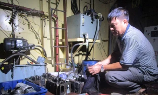 Tàu cá của ông Muộn nằm bờ khi bị hư hỏng. Ảnh: Hoàng Lam