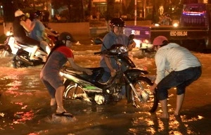 Người Sài Gòn lao đao vì triều cường lịch sử