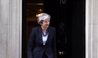 Thủ tướng Anh Theresa May vẫy chào Thủ tướng Bồ Đào Nha Antonio Costa tại London. Ảnh: REUTERS.