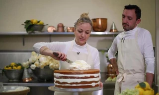 Thợ làm bánh Claire Ptak hôm 18/5 tiết lộ quá trình chuẩn bị chiếc bánh cưới cho hôn lễ của Hoàng tử Anh Harry và vợ sắp cưới Meghan Markle, theo Sun.