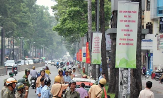 Loạt ôtô đậu vỉa hè đường Trần Hưng Đạo bị xử lý. Ảnh: Duy Trần.