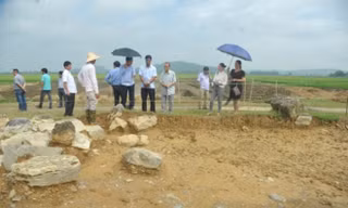 Hiện trường, hiện vật khai quật ở Hào Thành. 