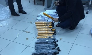 Số dùi cui kim loại tích hợp roi điện bị thu giữ