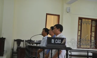 Ba cán bộ kiểm lâm trước vành móng ngựa. Ảnh Vietnamnet