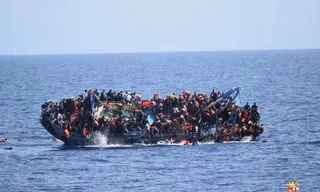 Một chiếc thuyền chở người di cư bị lật ngoài khơi Libya. (Nguồn: Reuters)