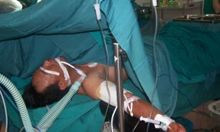 Các bác sĩ đang nối cánh tay cho anh Sửu