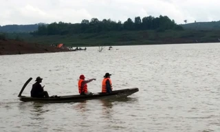 Xuồng cứu hộ đang tìm kiếm nạn nhân