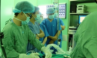 Bệnh nhân vừa nói chuyện, vừa được đốt bướu cổ